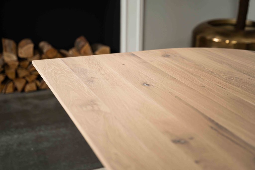 Dit is één van onze vele tafelcombinaties. Heb je een andere poot gezien die je graag wil combineren met dit blad of andersom? Het is mogelijk om te mixen en matchen! Kom gezellig langs in één van onze winkels en ontdek alle mogelijkheden.