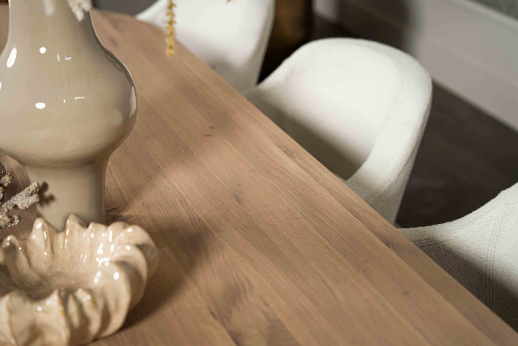 Dit is één van onze vele tafelcombinaties. Heb je een andere poot gezien die je graag wil combineren met dit blad of andersom? Het is mogelijk om te mixen en matchen! Kom gezellig langs in één van onze winkels en ontdek alle mogelijkheden.