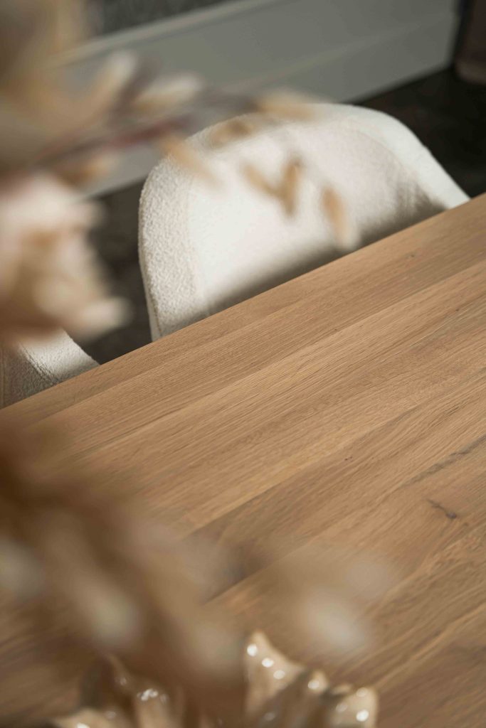 Dit is één van onze vele tafelcombinaties. Heb je een andere poot gezien die je graag wil combineren met dit blad of andersom? Het is mogelijk om te mixen en matchen! Kom gezellig langs in één van onze winkels en ontdek alle mogelijkheden.