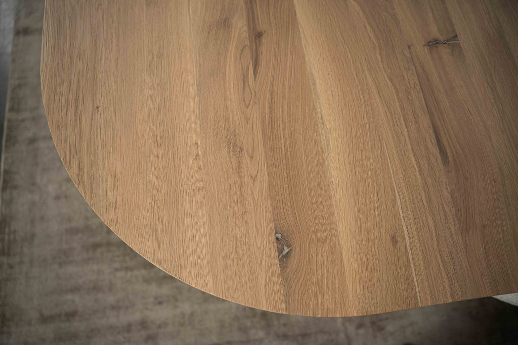 Dit is één van onze vele tafelcombinaties. Heb je een andere poot gezien die je graag wil combineren met dit blad of andersom? Het is mogelijk om te mixen en matchen! Kom gezellig langs in één van onze winkels en ontdek alle mogelijkheden.