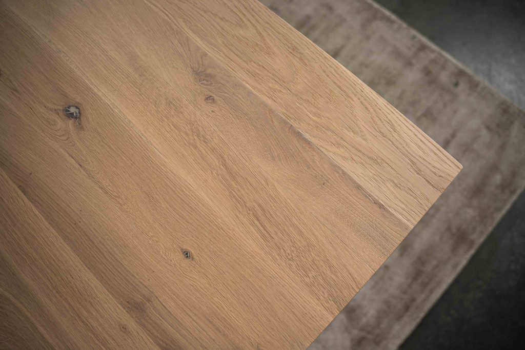 Dit is één van onze vele tafelcombinaties. Heb je een andere poot gezien die je graag wil combineren met dit blad of andersom? Het is mogelijk om te mixen en matchen! Kom gezellig langs in één van onze winkels en ontdek alle mogelijkheden.