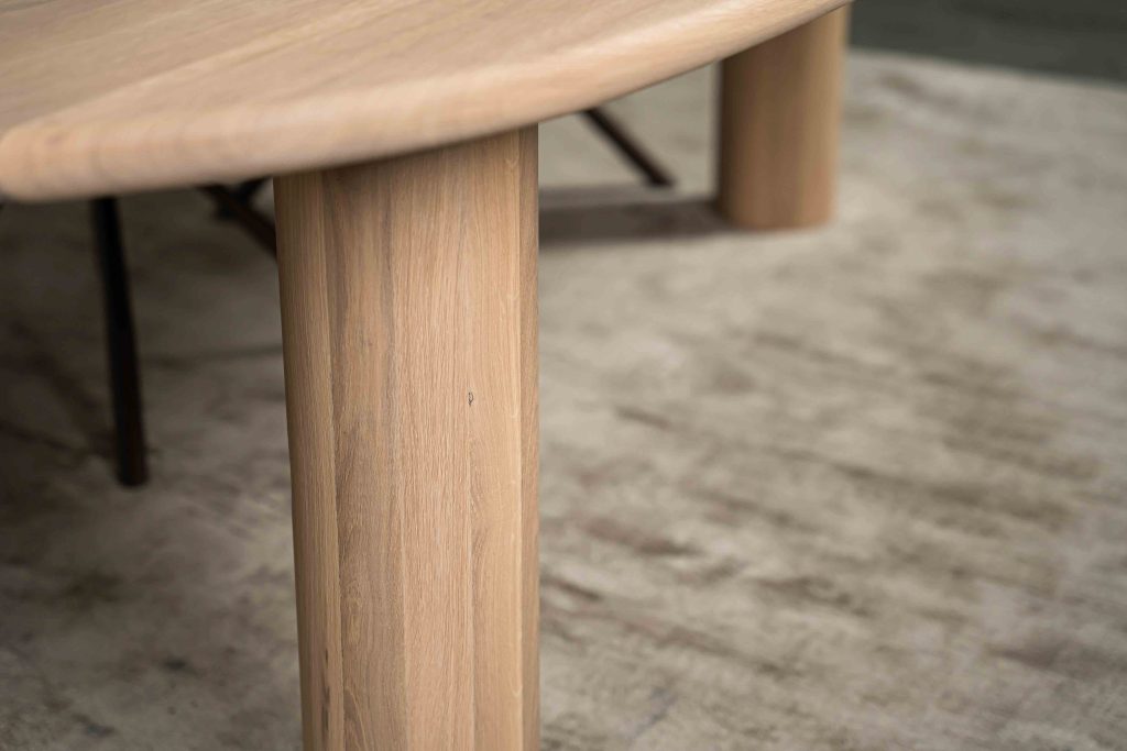 Dit is één van onze vele tafelcombinaties. Heb je een andere poot gezien die je graag wil combineren met dit blad of andersom? Het is mogelijk om te mixen en matchen! Kom gezellig langs in één van onze winkels en ontdek alle mogelijkheden.