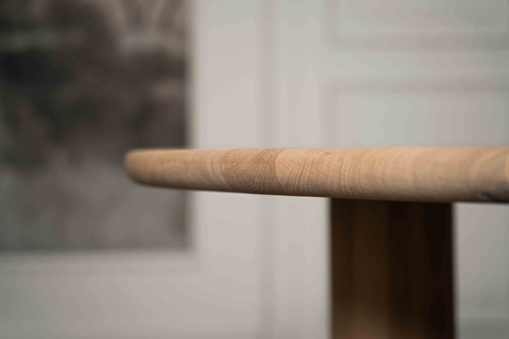 Dit is één van onze vele tafelcombinaties. Heb je een andere poot gezien die je graag wil combineren met dit blad of andersom? Het is mogelijk om te mixen en matchen! Kom gezellig langs in één van onze winkels en ontdek alle mogelijkheden.