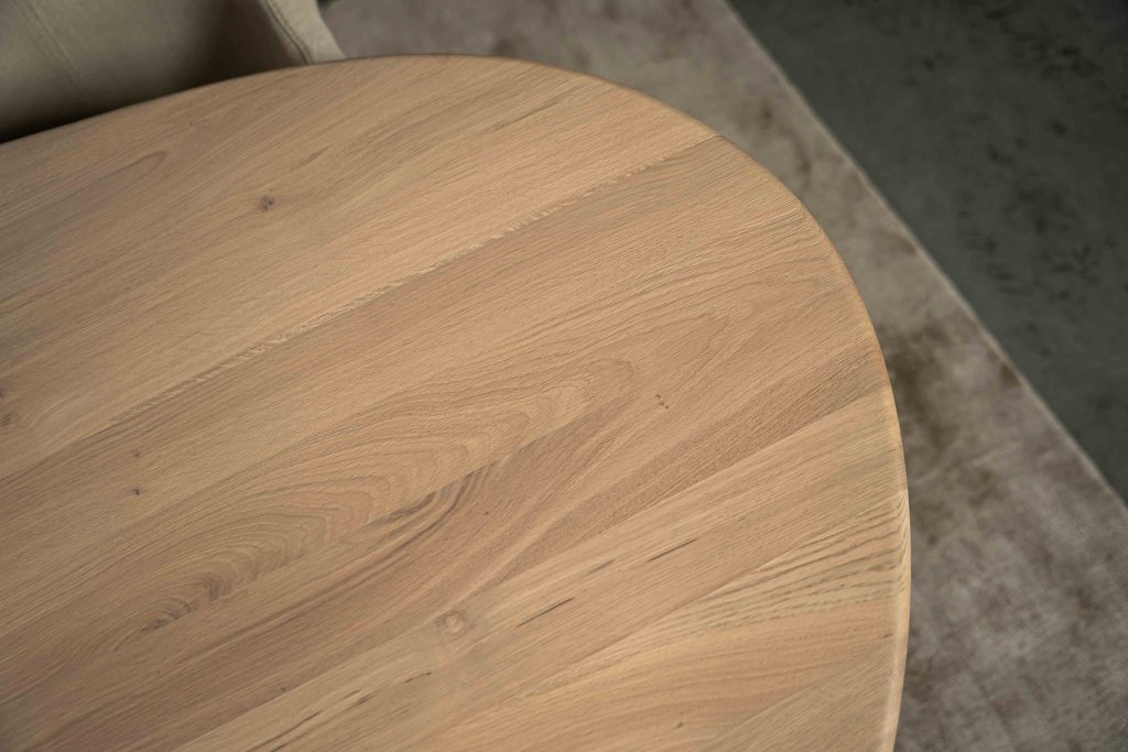 Dit is één van onze vele tafelcombinaties. Heb je een andere poot gezien die je graag wil combineren met dit blad of andersom? Het is mogelijk om te mixen en matchen! Kom gezellig langs in één van onze winkels en ontdek alle mogelijkheden.