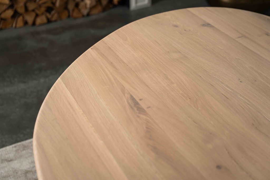 Dit is één van onze vele tafelcombinaties. Heb je een andere poot gezien die je graag wil combineren met dit blad of andersom? Het is mogelijk om te mixen en matchen! Kom gezellig langs in één van onze winkels en ontdek alle mogelijkheden.