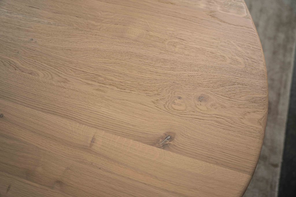 Dit is één van onze vele tafelcombinaties. Heb je een andere poot gezien die je graag wil combineren met dit blad of andersom? Het is mogelijk om te mixen en matchen! Kom gezellig langs in één van onze winkels en ontdek alle mogelijkheden.