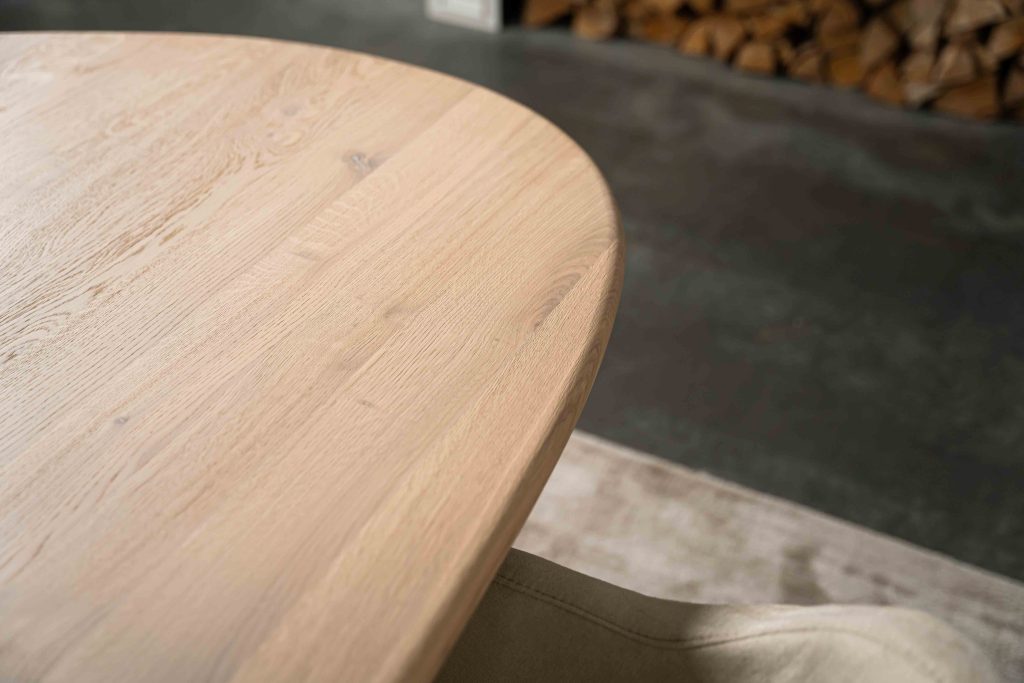 Dit is één van onze vele tafelcombinaties. Heb je een andere poot gezien die je graag wil combineren met dit blad of andersom? Het is mogelijk om te mixen en matchen! Kom gezellig langs in één van onze winkels en ontdek alle mogelijkheden.