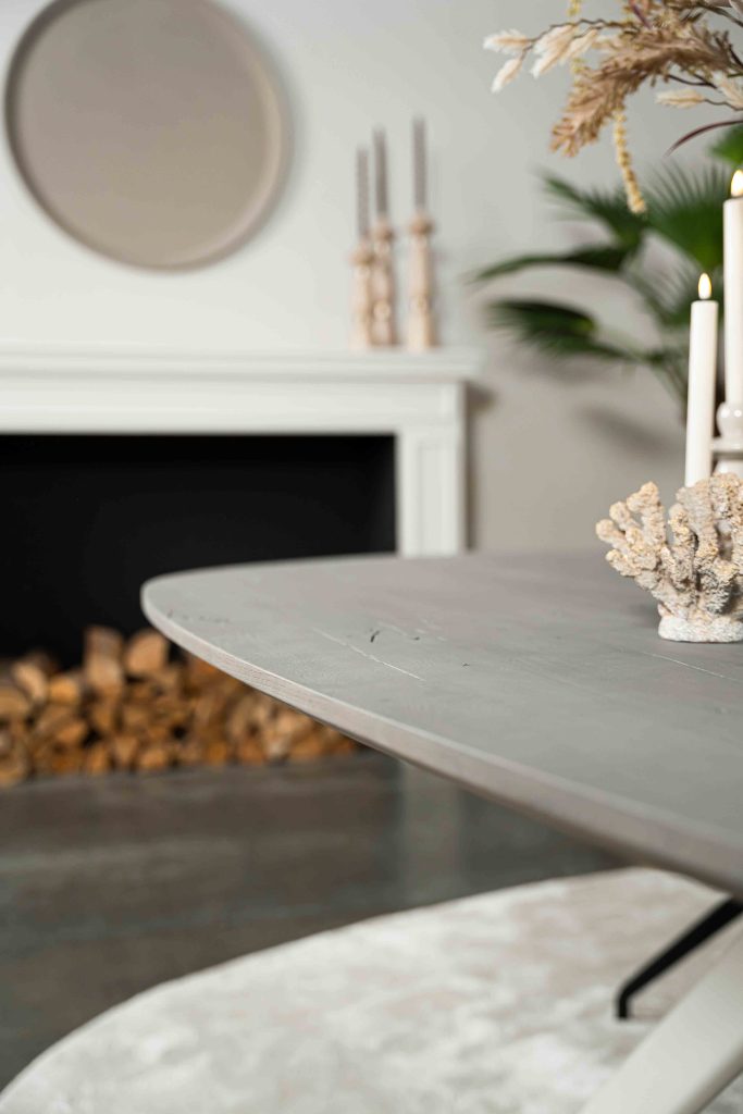 Dit is één van onze vele tafelcombinaties. Heb je een andere poot gezien die je graag wil combineren met dit blad of andersom? Het is mogelijk om te mixen en matchen! Kom gezellig langs in één van onze winkels en ontdek alle mogelijkheden.