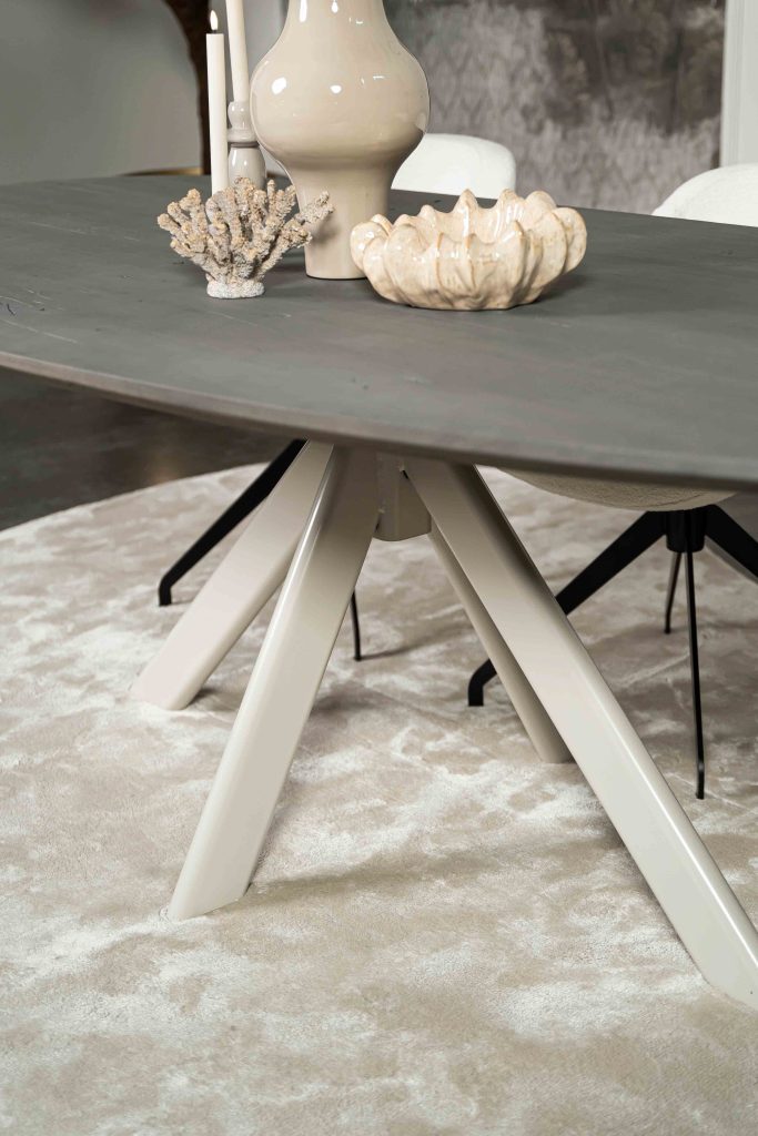 Dit is één van onze vele tafelcombinaties. Heb je een andere poot gezien die je graag wil combineren met dit blad of andersom? Het is mogelijk om te mixen en matchen! Kom gezellig langs in één van onze winkels en ontdek alle mogelijkheden.