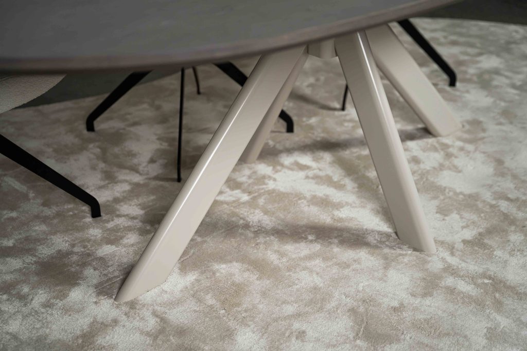 Dit is één van onze vele tafelcombinaties. Heb je een andere poot gezien die je graag wil combineren met dit blad of andersom? Het is mogelijk om te mixen en matchen! Kom gezellig langs in één van onze winkels en ontdek alle mogelijkheden.