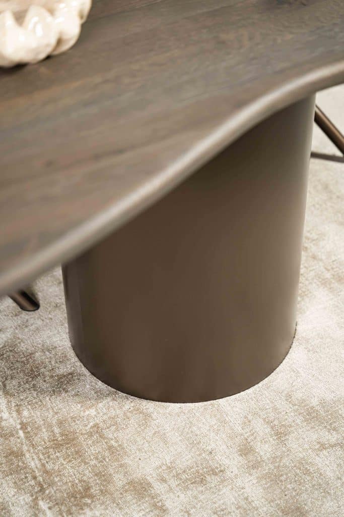 Dies ist eine unserer vielen Tischkombinationen. Haben Sie ein anderes Tischbein gesehen, das Sie gerne mit dieser Tischplatte kombinieren möchten oder umgekehrt? Kombinieren ist möglich! Besuchen Sie uns in einem unserer Geschäfte und entdecken Sie alle Möglichkeiten.