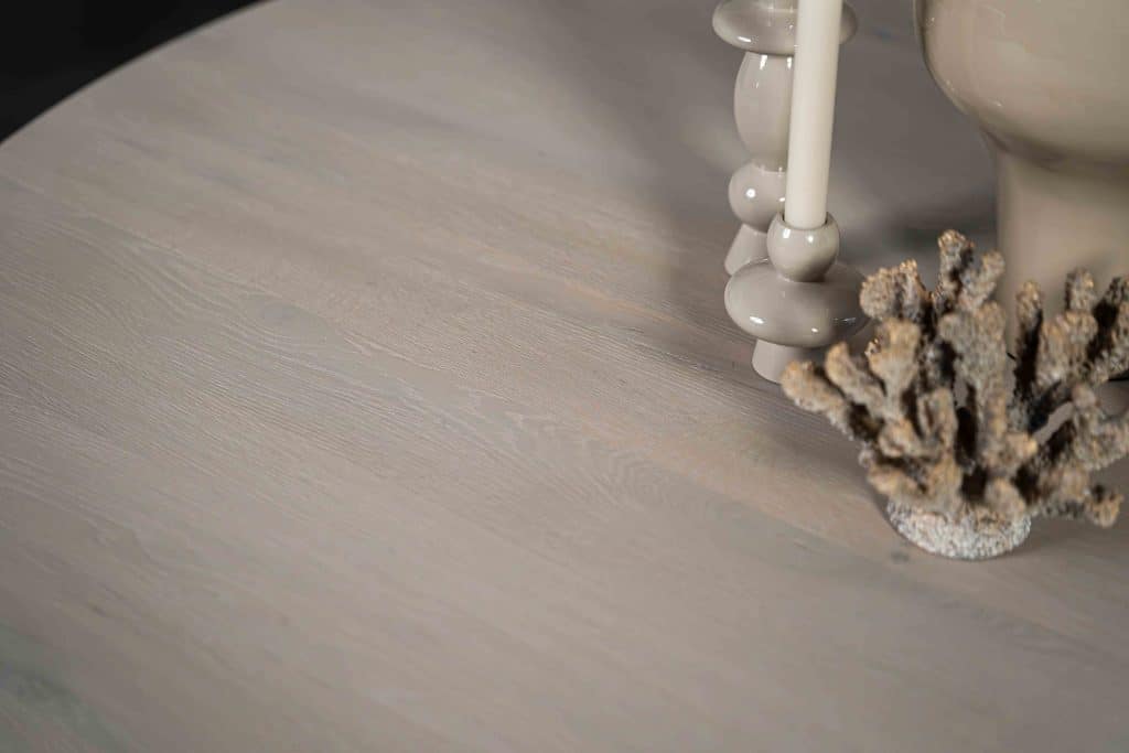 Dies ist eine unserer vielen Tischkombinationen. Haben Sie ein anderes Tischbein gesehen, das Sie gerne mit dieser Tischplatte kombinieren möchten oder umgekehrt? Kombinieren ist möglich! Besuchen Sie uns in einem unserer Geschäfte und entdecken Sie alle Möglichkeiten.