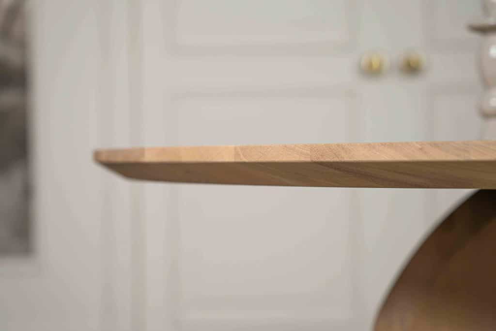 Dit is één van onze vele tafelcombinaties. Heb je een andere poot gezien die je graag wil combineren met dit blad of andersom? Het is mogelijk om te mixen en matchen! Kom gezellig langs in één van onze winkels en ontdek alle mogelijkheden.