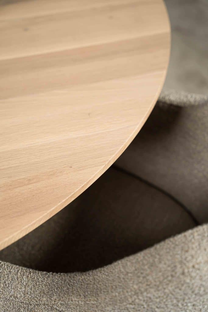 Dit is één van onze vele tafelcombinaties. Heb je een andere poot gezien die je graag wil combineren met dit blad of andersom? Het is mogelijk om te mixen en matchen! Kom gezellig langs in één van onze winkels en ontdek alle mogelijkheden.