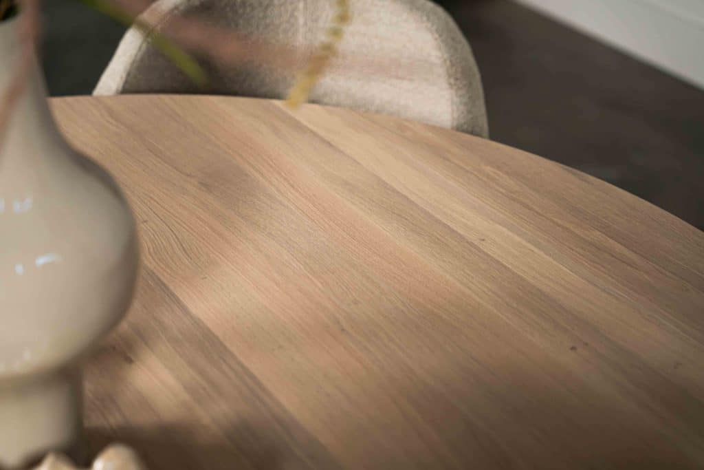 Dit is één van onze vele tafelcombinaties. Heb je een andere poot gezien die je graag wil combineren met dit blad of andersom? Het is mogelijk om te mixen en matchen! Kom gezellig langs in één van onze winkels en ontdek alle mogelijkheden.