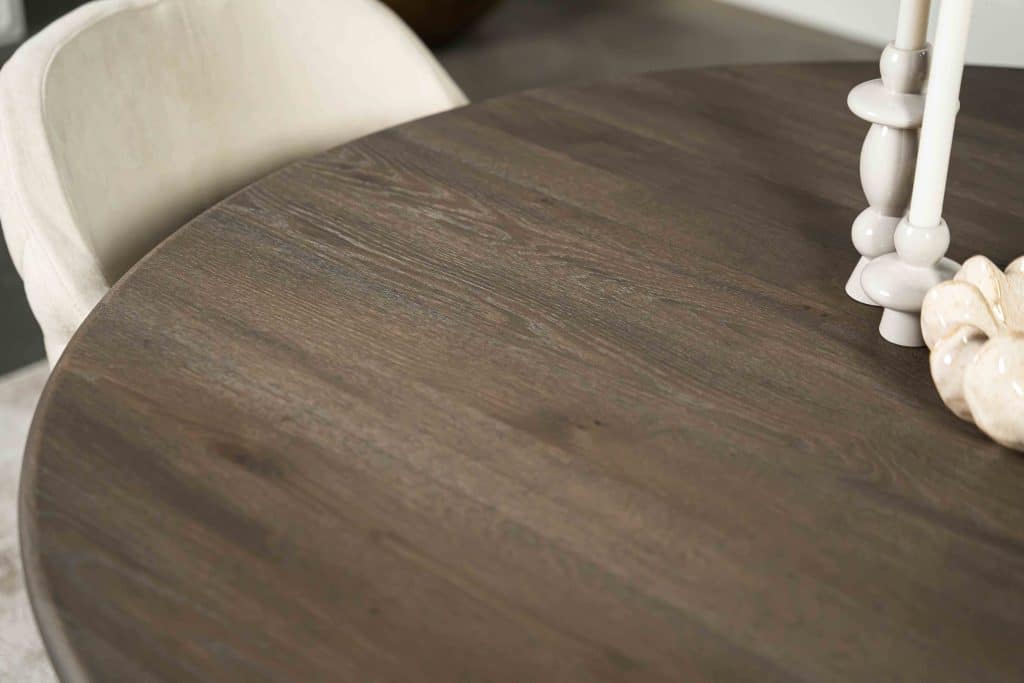 Dit is één van onze vele tafelcombinaties. Heb je een andere poot gezien die je graag wil combineren met dit blad of andersom? Het is mogelijk om te mixen en matchen! Kom gezellig langs in één van onze winkels en ontdek alle mogelijkheden.