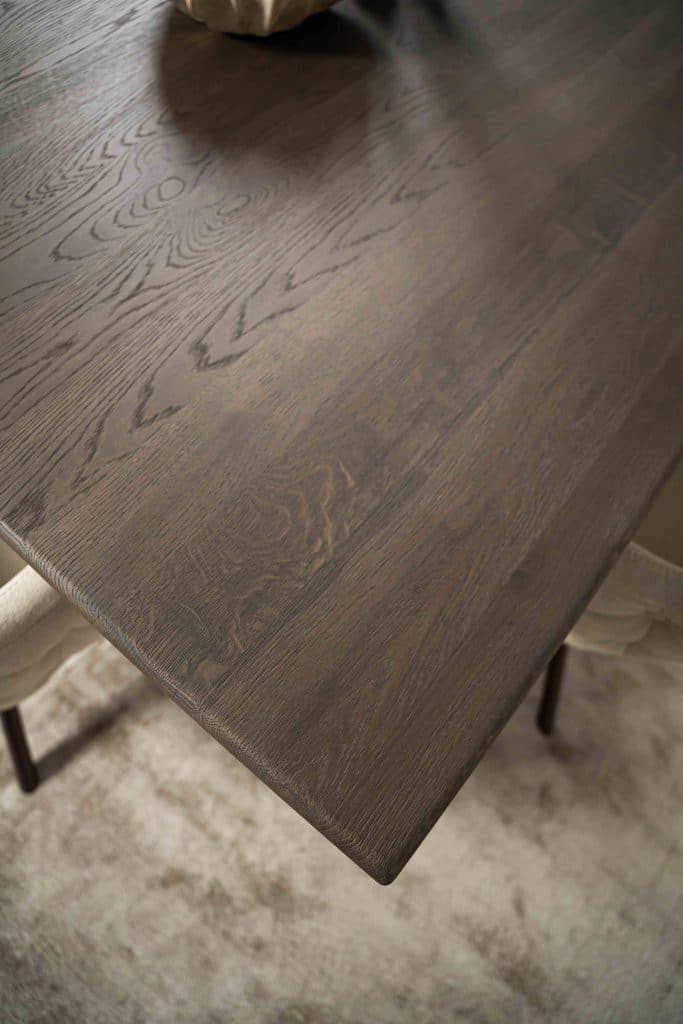 Dit is één van onze vele tafelcombinaties. Heb je een andere poot gezien die je graag wil combineren met dit blad of andersom? Het is mogelijk om te mixen en matchen! Kom gezellig langs in één van onze winkels en ontdek alle mogelijkheden.