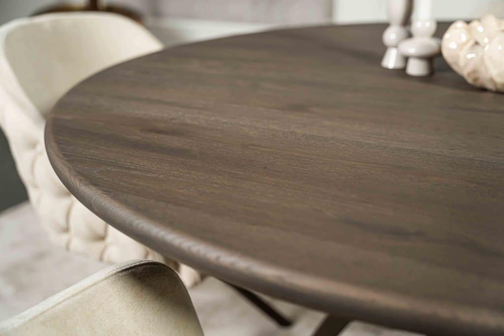 Dit is één van onze vele tafelcombinaties. Heb je een andere poot gezien die je graag wil combineren met dit blad of andersom? Het is mogelijk om te mixen en matchen! Kom gezellig langs in één van onze winkels en ontdek alle mogelijkheden.