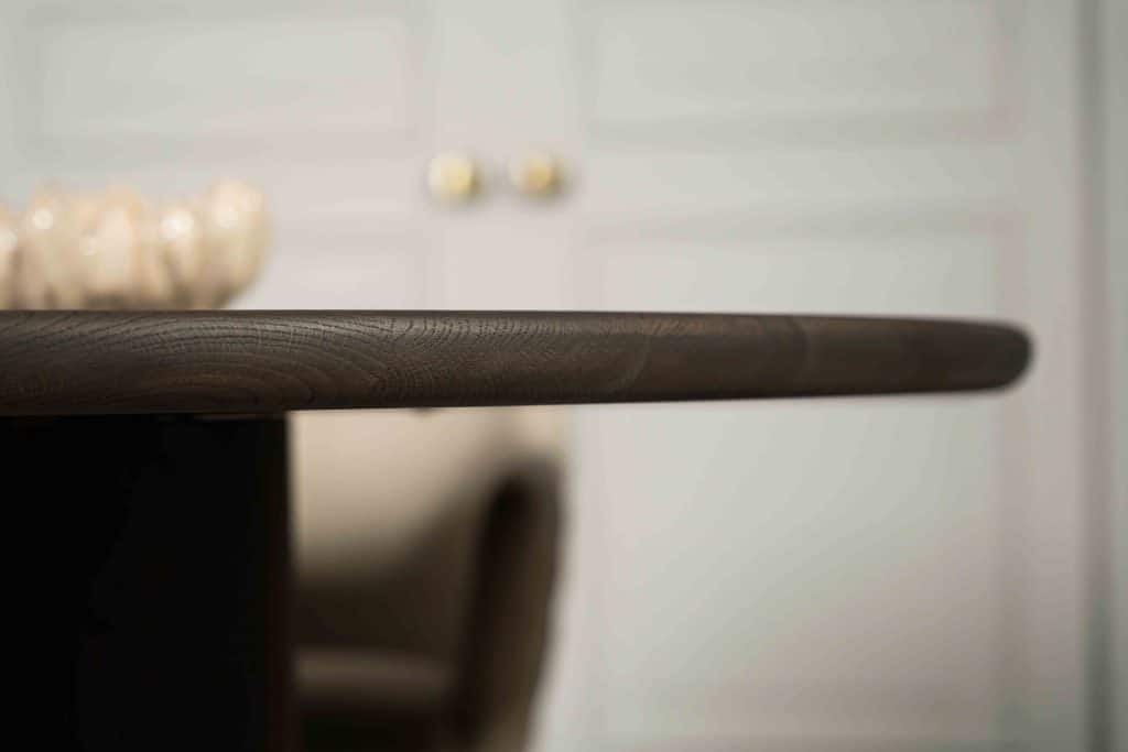 Dit is één van onze vele tafelcombinaties. Heb je een andere poot gezien die je graag wil combineren met dit blad of andersom? Het is mogelijk om te mixen en matchen!