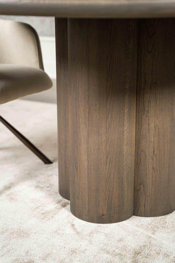 Dit is één van onze vele tafelcombinaties. Heb je een andere poot gezien die je graag wil combineren met dit blad of andersom? Het is mogelijk om te mixen en matchen!