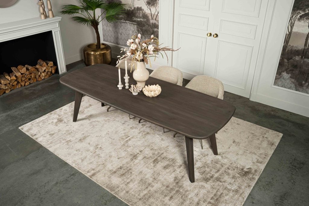 De Deens ovale slanke eettafel Bordeaux met taps toelopende poot van Room108.