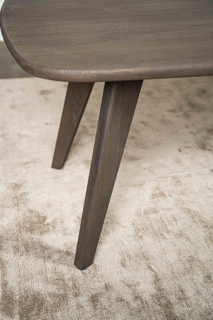 De Deens ovale slanke eettafel Bordeaux met taps toelopende poot van Room108.