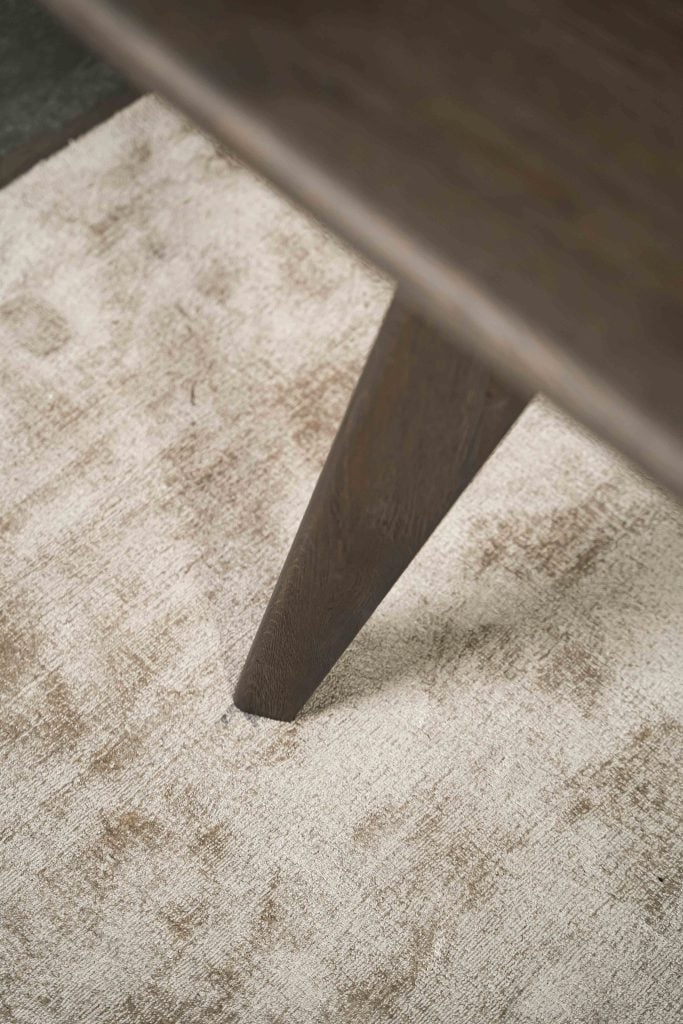 De Deens ovale slanke eettafel Bordeaux met taps toelopende poot van Room108.