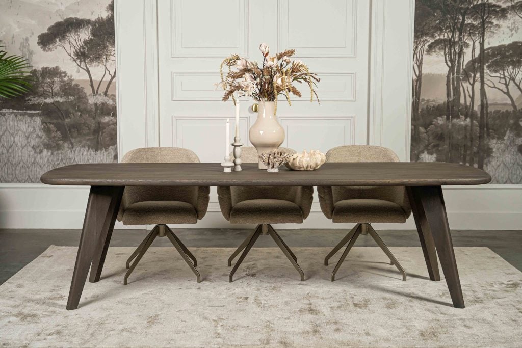 De Deens ovale slanke eettafel Bordeaux met taps toelopende poot van Room108.