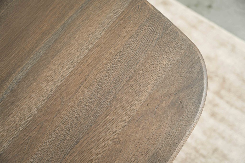 De Deens ovale slanke eettafel Bordeaux met taps toelopende poot van Room108.