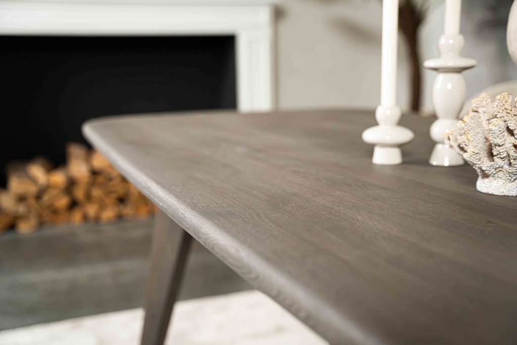 De Deens ovale slanke eettafel Bordeaux met taps toelopende poot van Room108.