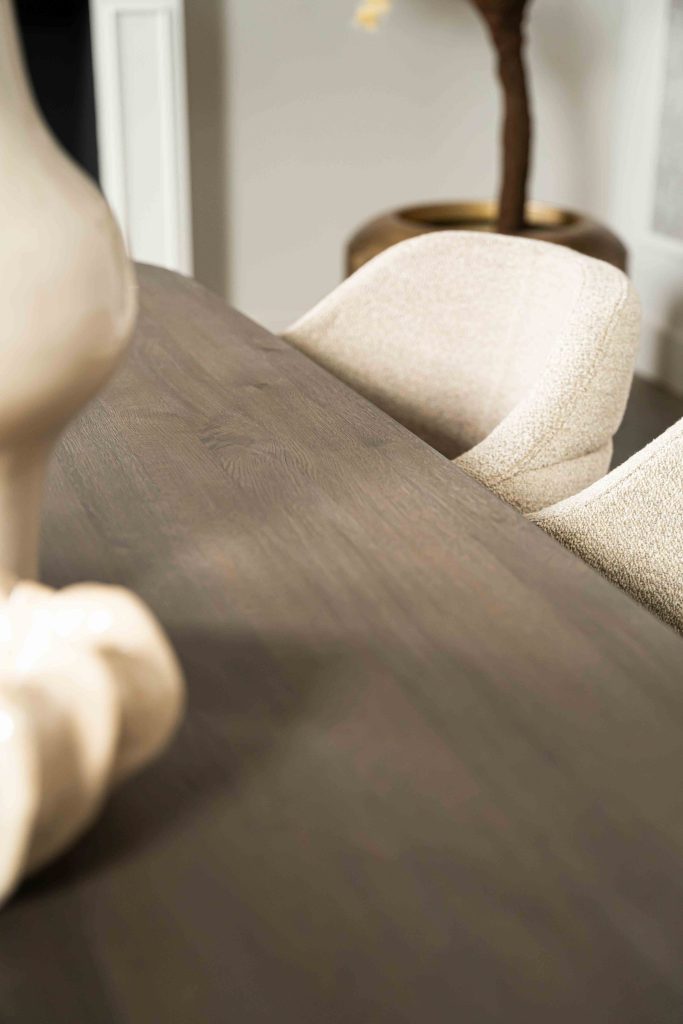 De Deens ovale slanke eettafel Bordeaux met taps toelopende poot van Room108.