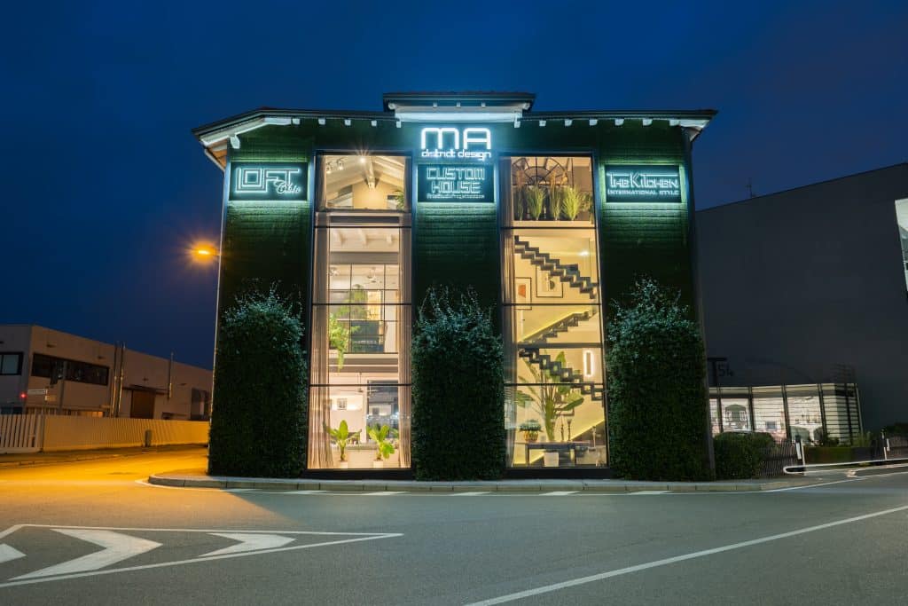 واجهة متجر Muebles Arte في ليسوني، إيطاليا - متجر التجزئة الرسمي Room108