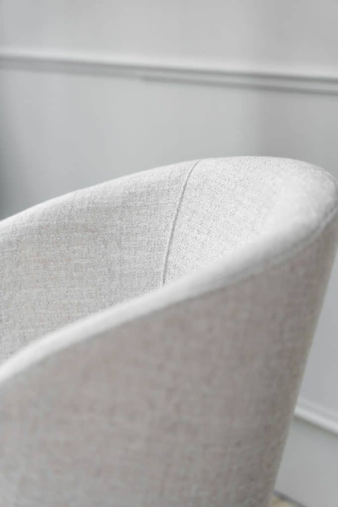 De eetkamerstoel Milo met draaifunctie in een lichte stof