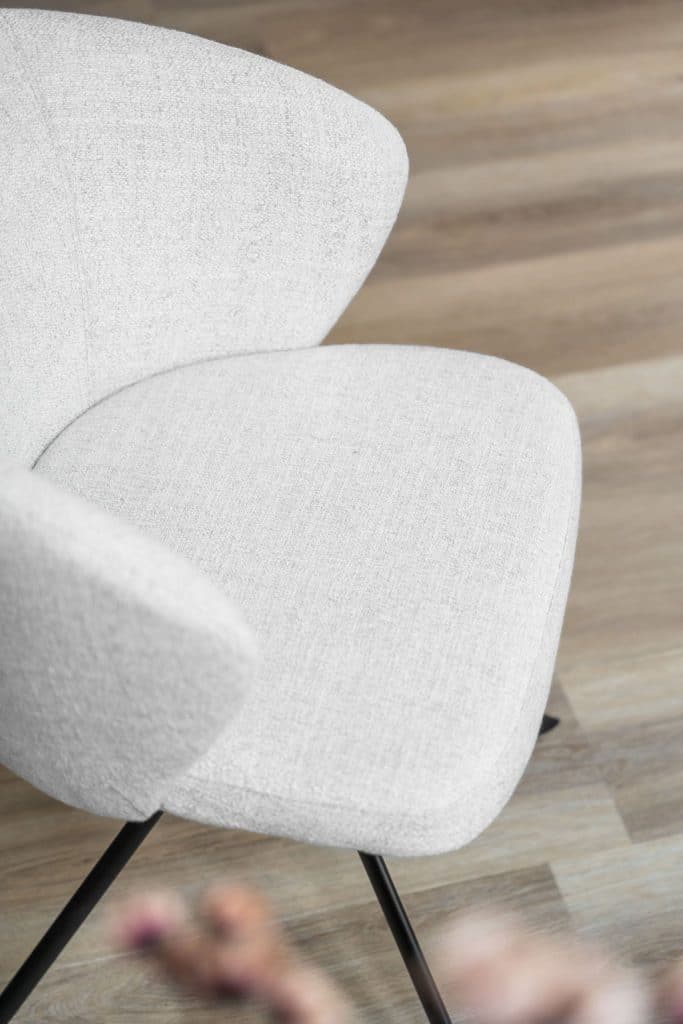 De eetkamerstoel Milo met draaifunctie in een lichte stof