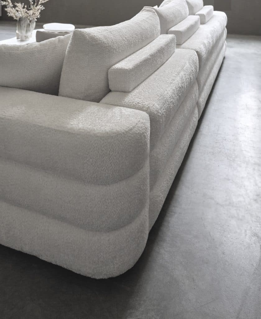 witte hoekbank in een zachte stof met bubbelvormen