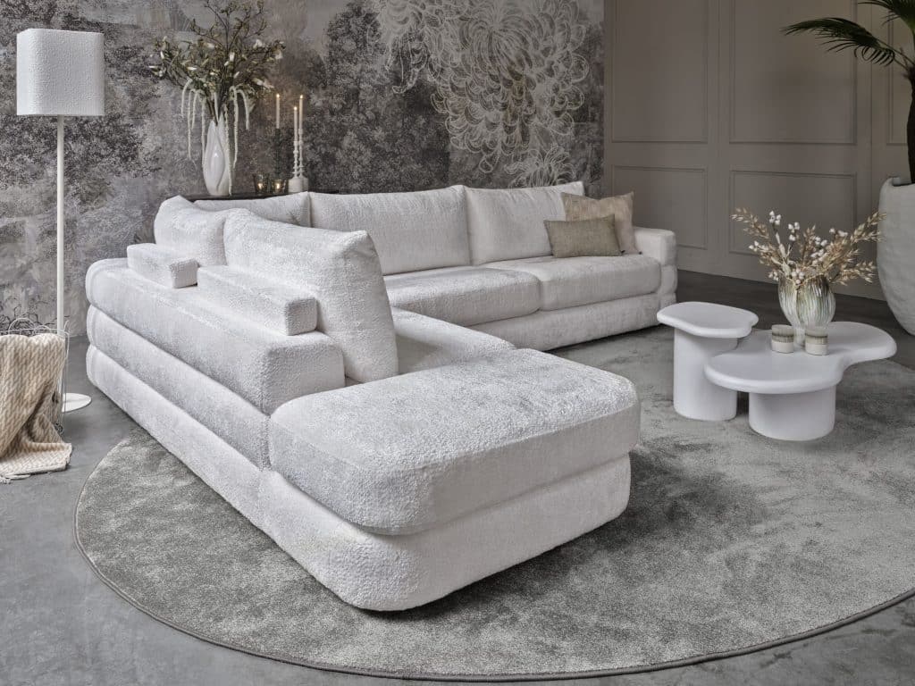 Witte hoekbank met ottomane met natural interieurstyling