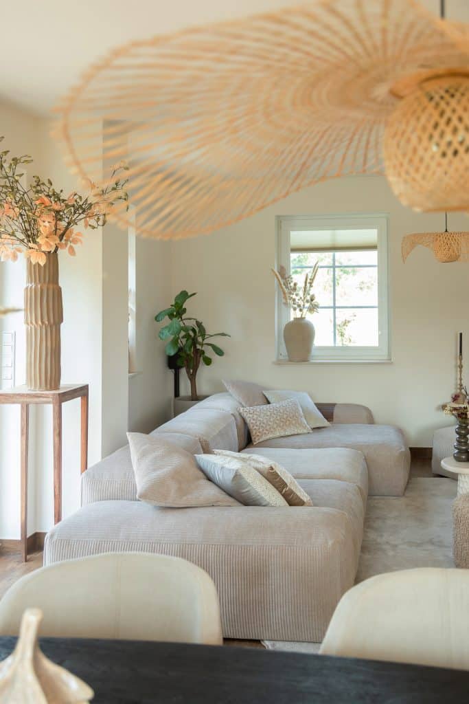 Do you want to live in the style of @crea_ria? Then choose the modular sofa like the one at Rianne's home. The Bibi is a real eye-catcher in your interior and is a wonderful lounge sofa!