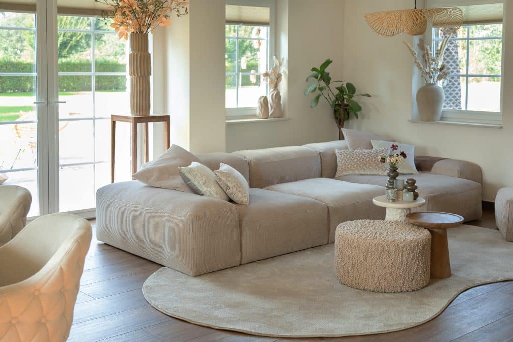 Do you want to live in the style of @crea_ria? Then choose the modular sofa like the one at Rianne's home. The Bibi is a real eye-catcher in your interior and is a wonderful lounge sofa!