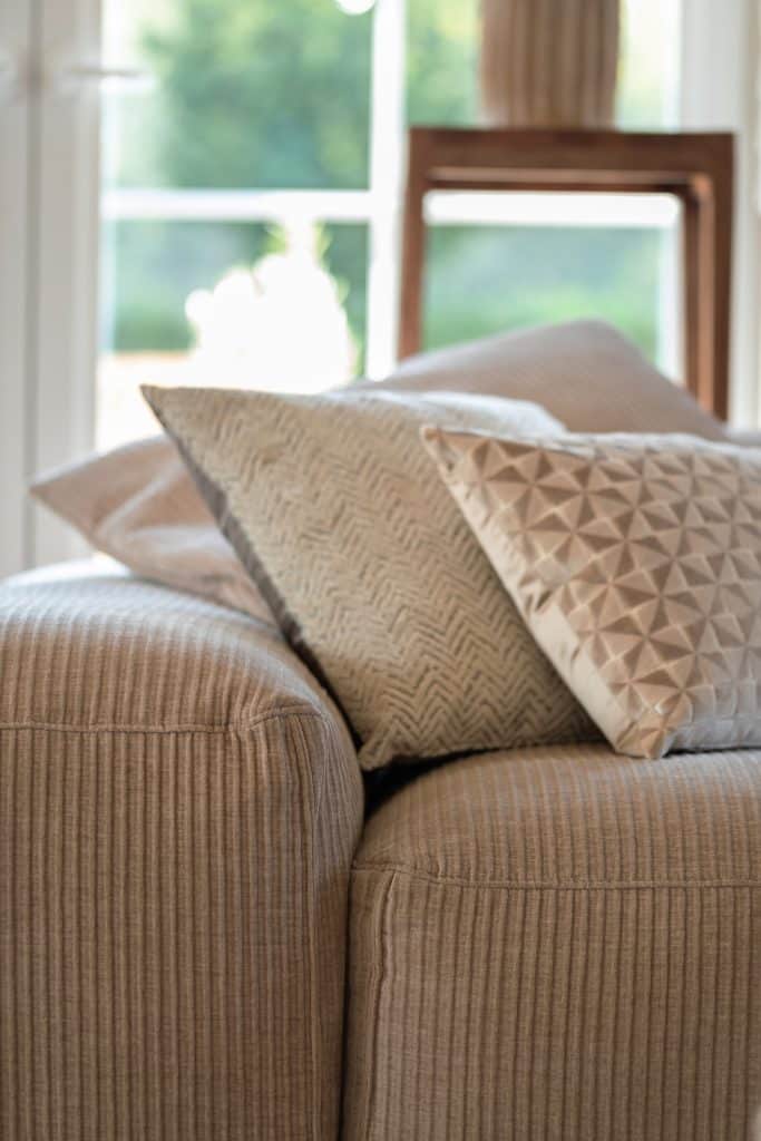 Do you want to live in the style of @crea_ria? Then choose the modular sofa like the one at Rianne's home. The Bibi is a real eye-catcher in your interior and is a wonderful lounge sofa!