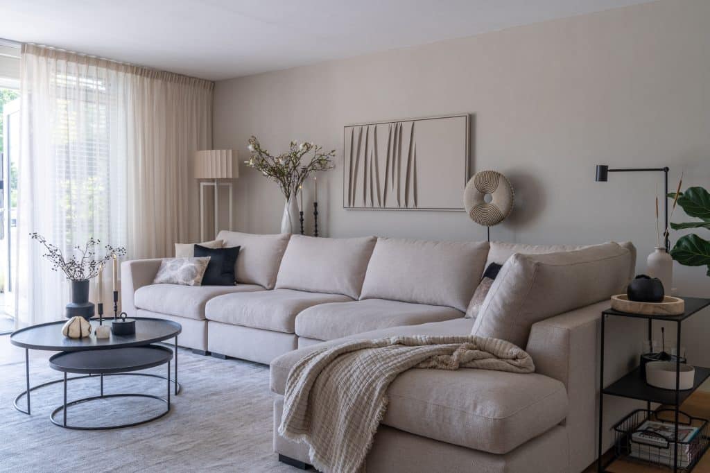 Wil je wonen in de stijl van @bij_spiertjes_thuis? Kies dan voor de bank zoals die bij Monique thuis staat. Hoekbank Elena zal dan ook zeker dé eye-catcher van jouw woonkamer gaan worden!