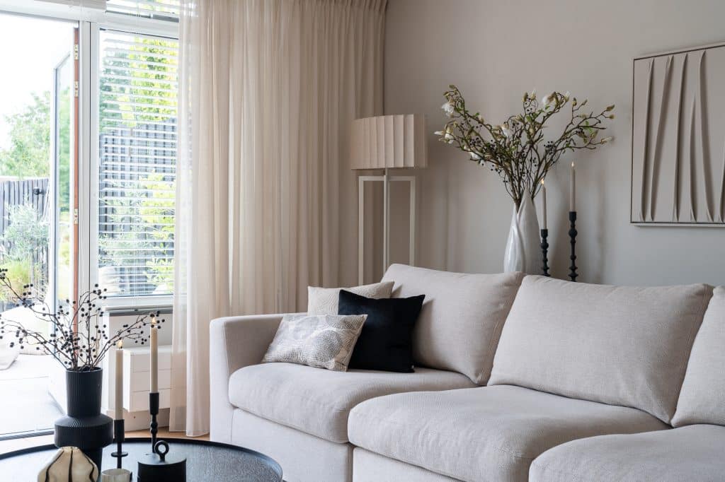 Wil je wonen in de stijl van @bij_spiertjes_thuis? Kies dan voor de bank zoals die bij Monique thuis staat. Hoekbank Elena zal dan ook zeker dé eye-catcher van jouw woonkamer gaan worden!