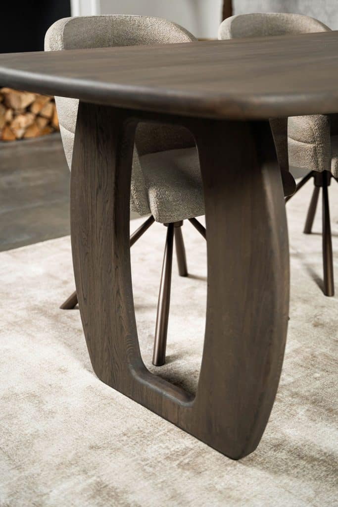 De Deens ovale slanke eettafel Bordeaux met een O-poot van Room108