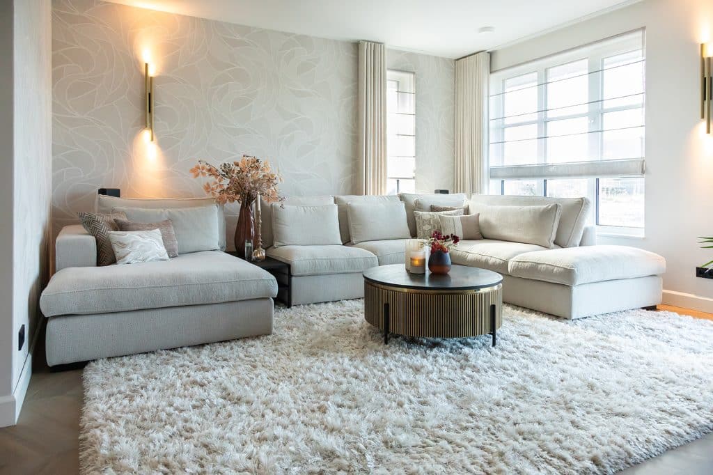 BINNENKIJKEN IN DE LICHTE HOTEL CHIQUE WONING VAN MARLY