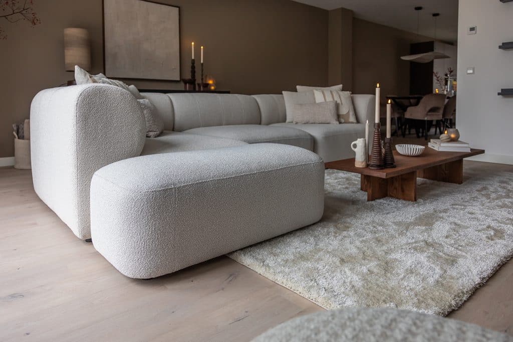 Beige corner sofa with round shapes in a Japandi interior. Inside look at Jenny.