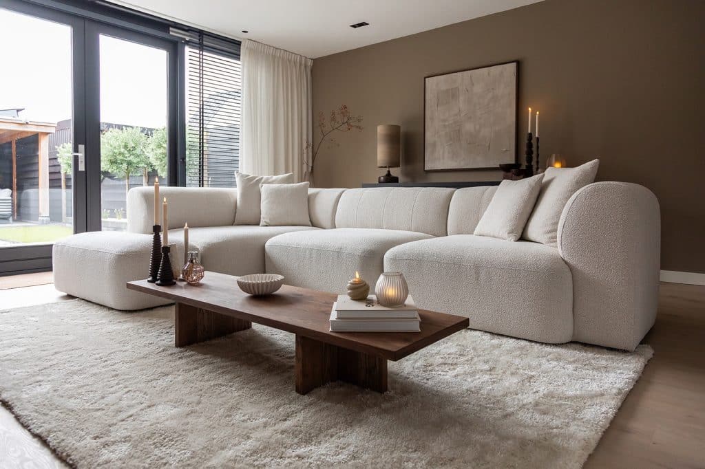 Beige corner sofa with round shapes in a Japandi interior. Inside look at Jenny.