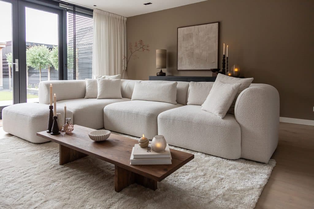 Beige corner sofa with round shapes in a Japandi interior. Inside look at Jenny.