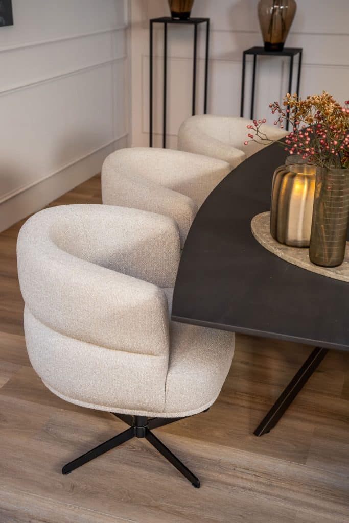 كراسي طعام بيج دالي 2 وطاولة طعام سوداء