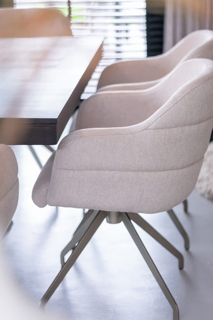 Beige eetkamerstoelen met champagne poot