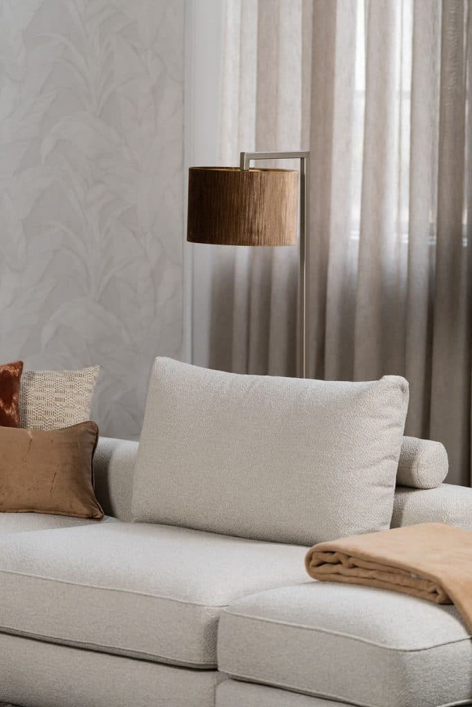 Divano beige con vari elementi e un accattivante stile interno rosso/rosa.