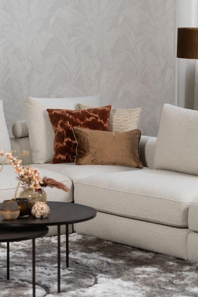 Divano beige con vari elementi e un accattivante stile interno rosso/rosa.